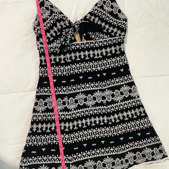 Alice & Olivia Roe Embroidered Fit Flare Mini Dress Tie Front Detail SZ 6 EUC - Picture 10 of 11